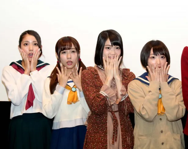 【写真を見る】生駒里奈や石川恋ら女性キャスト陣がそろって“キャー顔”
