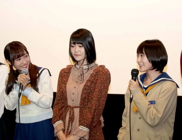 前作に続き共演となる生駒と前田希美(左端)は、会見場でも和気あいあいとした様子を見せる