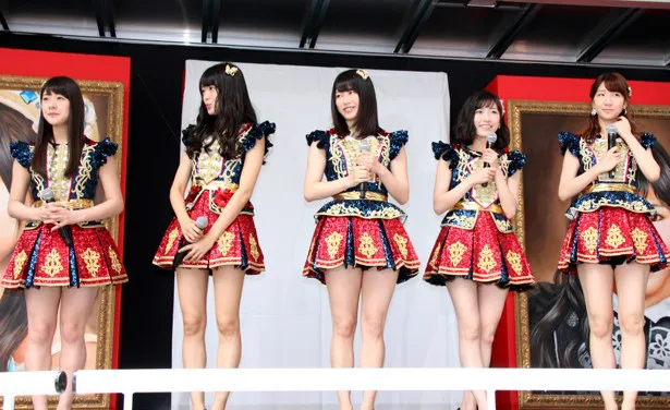 【写真を見る】渋谷の街中に作られた特設ステージに登場したAKB48グループのメンバーたち