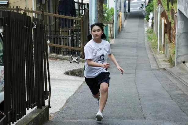 “こじまこ”の愛称で知られる小嶋真子は「撮影でこんなに全力で走ったのが初めて」なんだそう