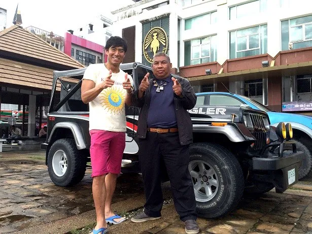 【写真を見る】タイからの旅の相棒は高嶋（写真左）と同い歳のドライバー（写真右）