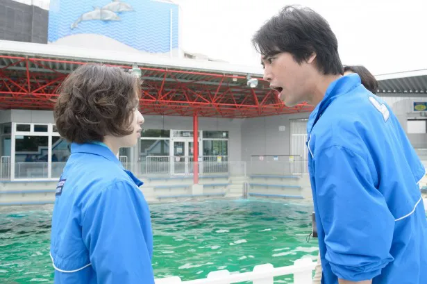 「水族館ガール」で松岡演じる由香は、出向先の水族館の先輩飼育員・梶(桐谷健太)から厳しい指導を受ける