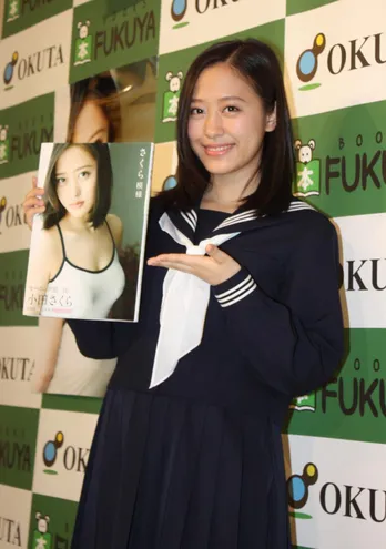 小田さくら、水色ビキニ姿を眺める父に困惑!?