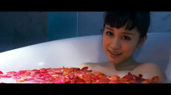 下着姿に入浴シーン…前田敦子がMVで刺激的な姿を披露