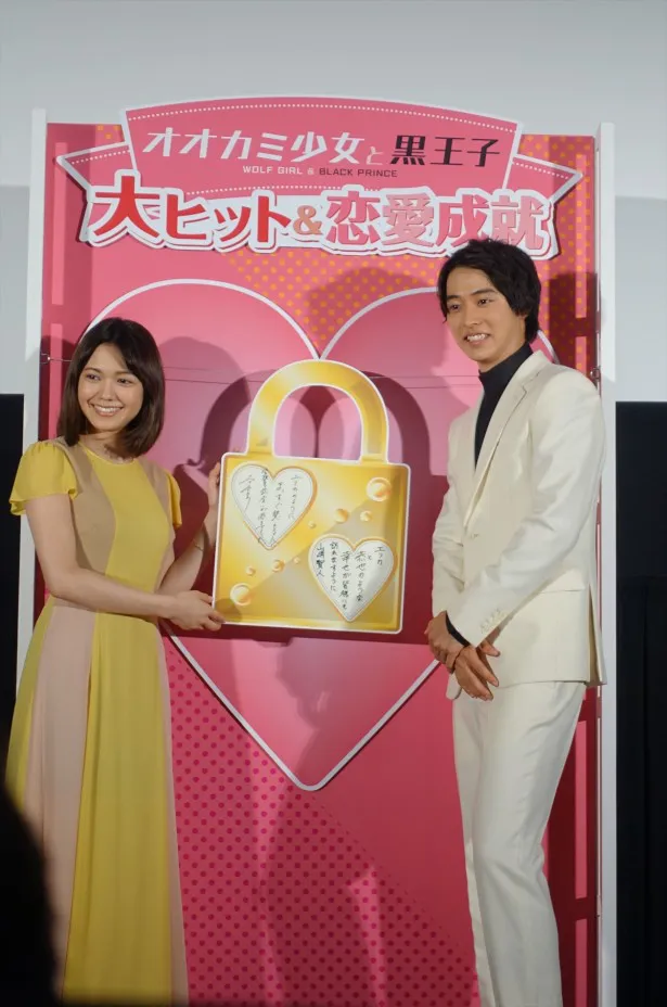 劇中でも登場した神戸のヴィーナステラス「愛の鍵モニュメント」を模したハートの南京錠をバックに