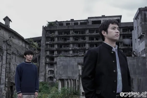 三浦貴大(右)は野村演じる川崎雄大の幼なじみの刑事役で出演