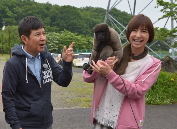 篠田麻里子(右)もお気に入りのコモンウーリーモンキーのつよしくんを抱いて大はしゃぎ
