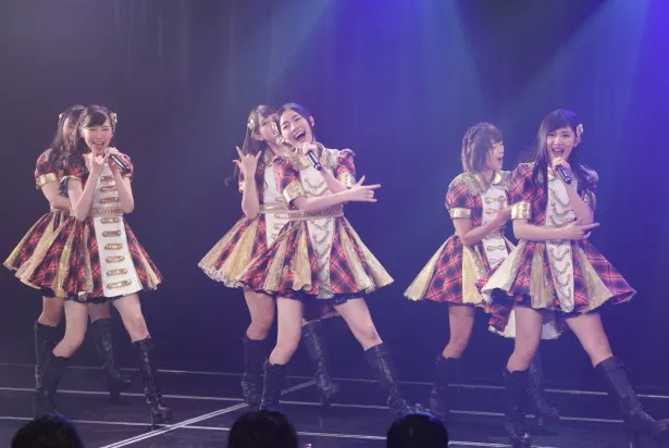 新公演は「Gonna Jump」からスタートした。写真前列左より大矢真那、松井珠理奈、北川綾巴