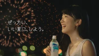永野芽郁、青春一直線！ 輝く花火にうっとり