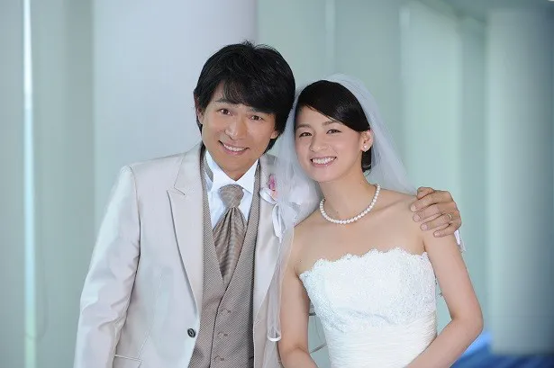 7月14日(木)スタートの「はじめまして、愛しています。」で尾野真千子と江口洋介が新婚カップルの2ショットを披露