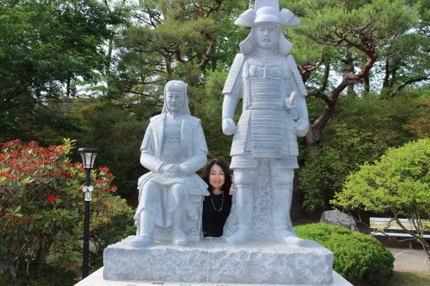 【写真を見る】沼田城址公園では信幸と小松姫の像の間から顔を出して撮影！