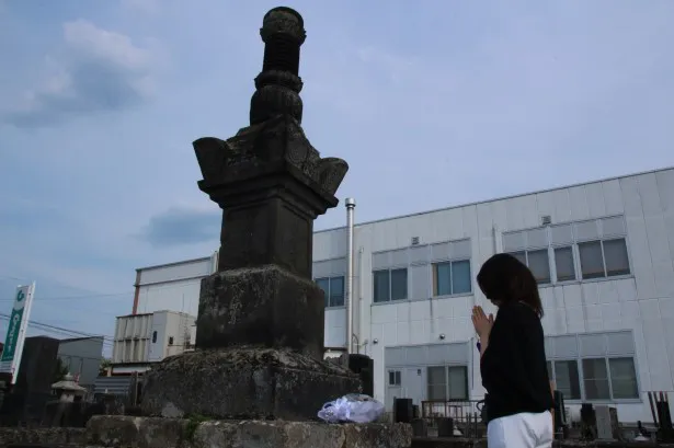 【写真を見る】信吉の墓は正覚寺の小松姫の墓と向かい合うように立っている