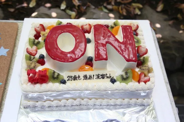 作中の七味缶に書かれている“進め！比奈ちゃん”にかけて、ケーキには“25歳も進め！波瑠ちゃん”のメッセージが