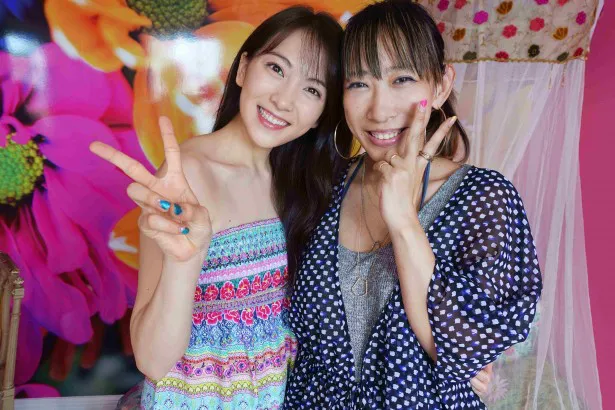 【写真を見る】蜷川実花との美し過ぎるツーショットも必見！