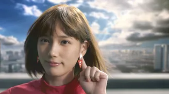 本田翼、新CMは赤いドレスでスカートひらり？