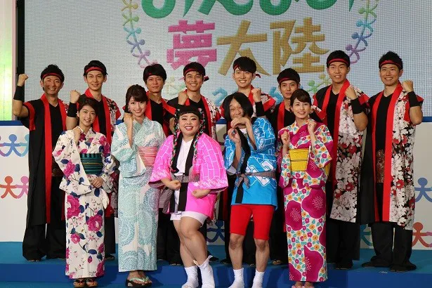 「お台場みんなの夢大陸」制作発表に登壇した渡辺直美(前列中央)、永野(前列右から2番目)とフジテレビアナウンサーら