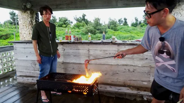 強い雨風の中で2人はバーベキューを敢行