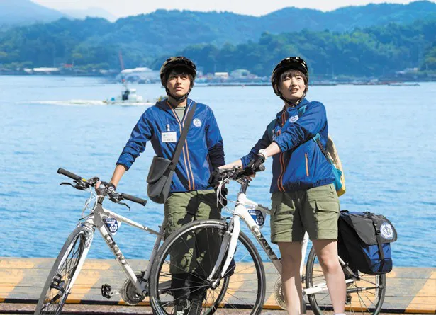 【写真を見る】劇中では武田梨奈や小林豊ら「自転車課」メンバーが、宇和島のきれいな景色をバックに走り回る