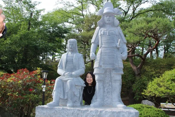 沼田城址公園では信幸と小松姫の銅像の間で記念撮影