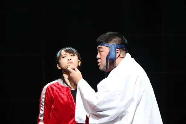 劇中、男性キャストに乱暴な扱いを受けるシーンもあるが、松井の力強い表情に目を奪われる