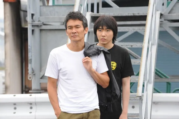 【写真を見る】ヤッさん(伊原剛志)とタカオ(柄本佑)が食業界にはびこる悪を成敗していく痛快人情ドラマ！