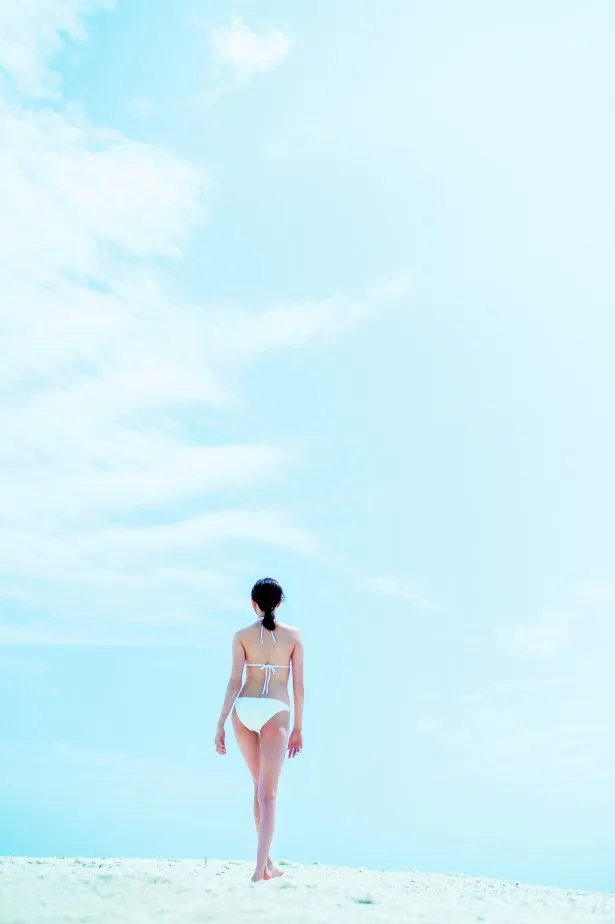 【写真を見る】故郷・沖縄のビーチで水着姿を惜しげもなく披露した比嘉愛未