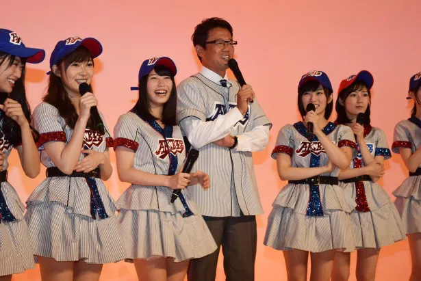 「熱闘甲子園」テーマソングお披露目会見に古田敦也とAKB48のメンバーが集結！
