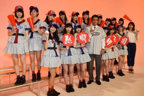 高校野球選抜のメンバーと古田、ABCのヒロド歩美アナ