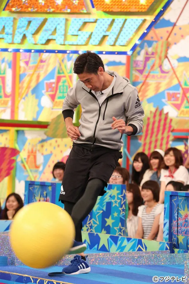 【写真を見る】日本が誇る司令塔の足技に嵐の一同も大興奮！
