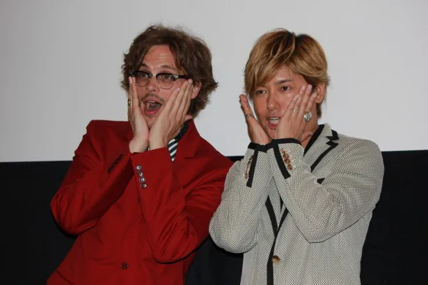 【写真を見る】日本で流行っている（!?）と言われたポーズをとるギュブラー（左）と森久保