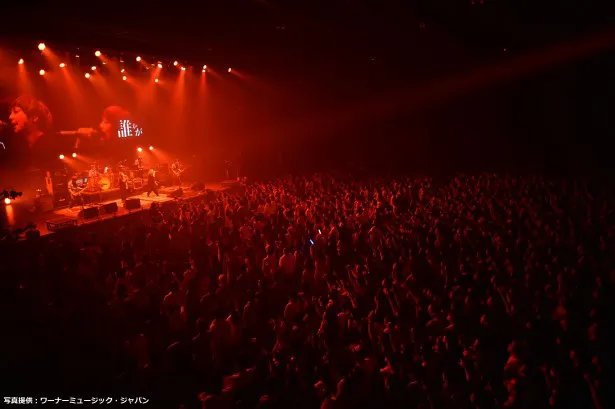 PUFFYのデビュー20周年記念ライブに満席の観客が詰めかけた