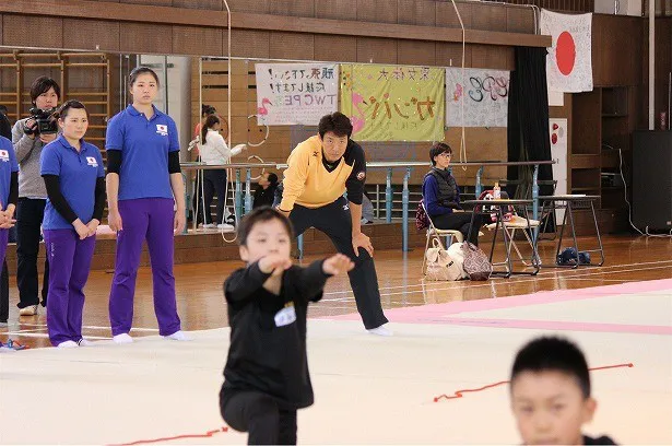 【写真を見る】子供たちの練習を真剣なまなざしで見守る松岡