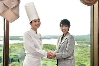剛力彩芽がサミットで大役を務めた女性シェフに対面！
