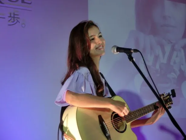 【写真を見る】「ZIP！」(日本テレビ系)で話題のセレイナ・アンがギターを手に生ライブ