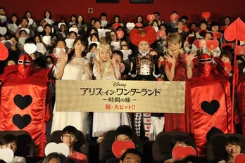 “白の女王”深田恭子、実生活では仲良し姉妹！