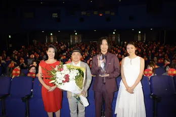 綾野剛「“凶悪”の先輩から激励のご連絡をいただいた」