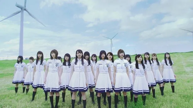 欅坂46の新曲「世界には愛しかない」のMVは、北海道の広大な草原で撮影され、メンバーが迫力あるダンスを披露！