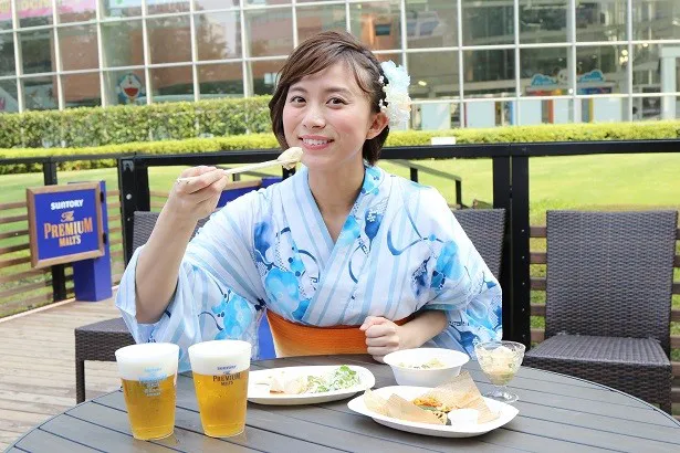 山本アナは「お肉がおいしいです！」とニッコリ