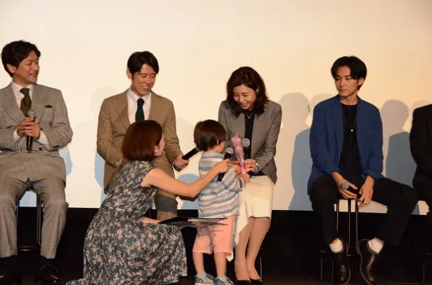 【写真を見る】イベント中は奈津子(松嶋)の息子を演じる子役・高橋幸之助くんが小さな花束を持って登場し、松嶋に花束を渡した