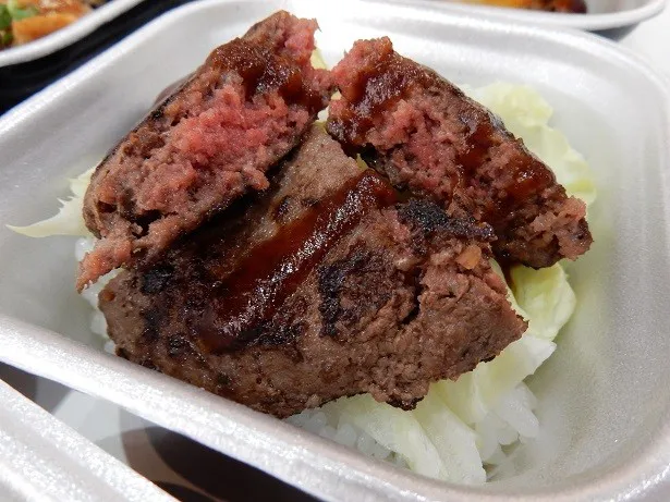 【写真を見る】北海道上士幌町・名物「十勝ハーブ牛」の「十勝ハーブ牛のハンバーグ丼」