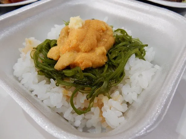 岩手県久慈市・名物「うに」の「生うにとめかぶ丼」