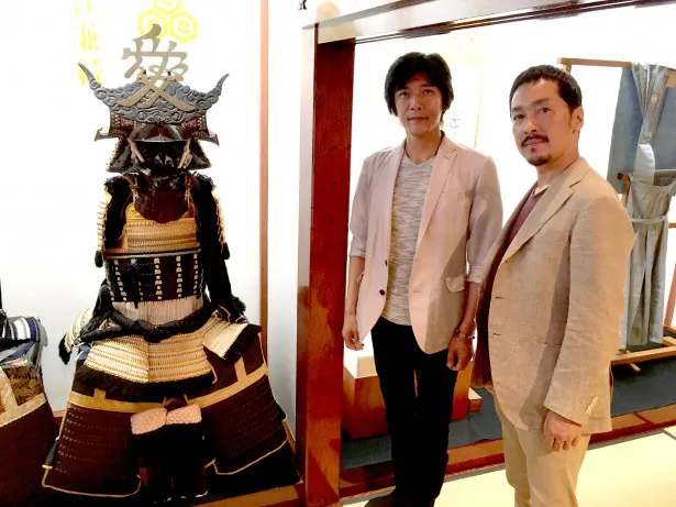 村上新悟(左)と栗原英雄(右)は、直江兼続をはじめ戦国武将にちなんだ展示品が並ぶ、直江兼続公伝世館を訪問