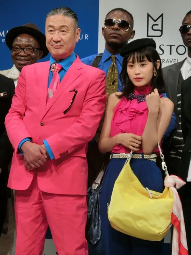 トラベルブランド「MILESTO」と「SAPEUR」のコラボバッグ発売イベントに登場した山本寛斎、高橋愛(写真左から)