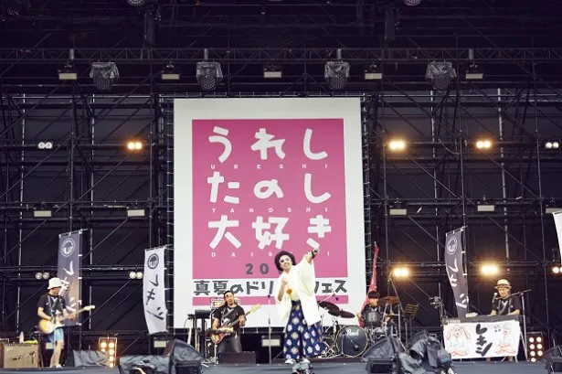 【写真を見る】トップバッターのレキシは最新アルバム『Vキシ』の収録曲「SHIKIBU」、代表曲「狩りから稲作へ」など4曲を披露