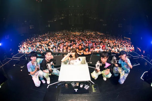 【写真を見る】ライブ終了後、植田とバンドメンバーがファンと一緒に写真をパシャリ！