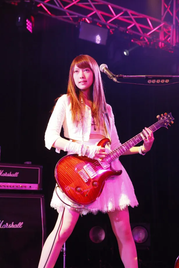 魚住と共にギターを担当する宮澤茉凜。宮澤も「田中れいなとバンドやりたい女子メンバー大募集！」オーディションで選出された