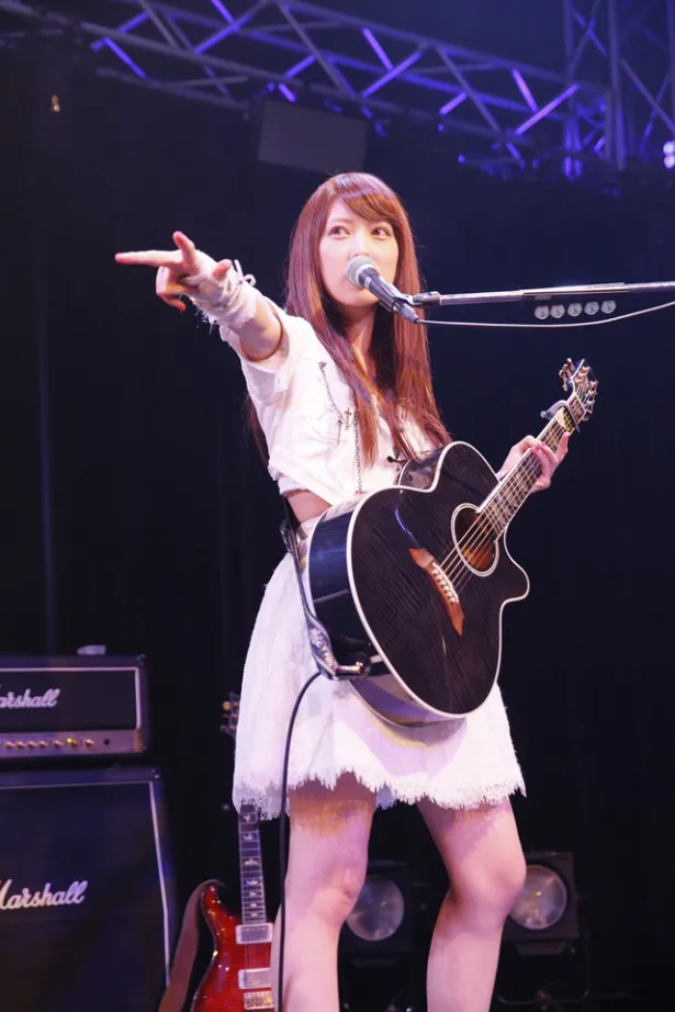 ライブで宮澤は、魚住とのツインギターによる哀愁あるインストメドレーでファンを魅了