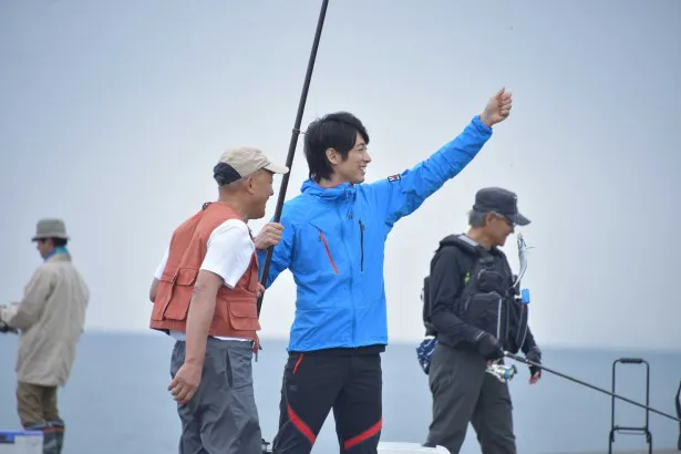 【写真を見る】釣りを楽しむ北斗(ディーン・フジオカ)