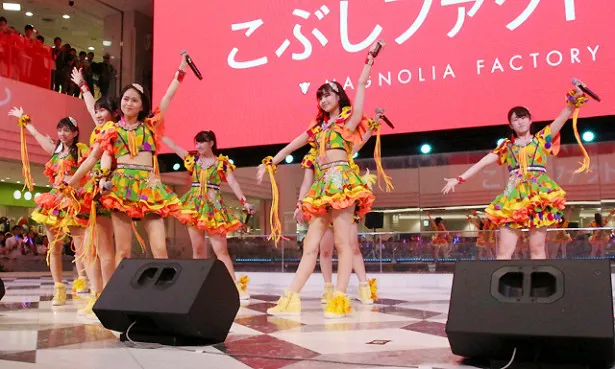 「オラはにんきもの」は、公式サポーターを務める「愛踊祭」のエリア代表決定戦課題曲。こぶしファクトリーはパフォーマンスのモデルとなっている