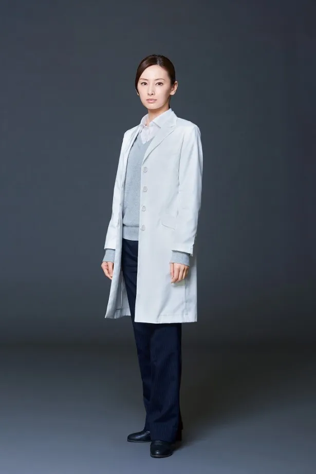北川演じる主人公の女性研修医・栂野真琴は法医学教室に足を踏み入れたことにより、人として医師として成長していく